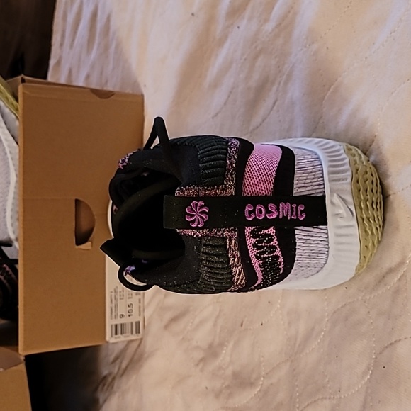 Nike Cosmic sneakers (adult) NEW Men Size 9 , Women size 10.5 US - Picture 4 of 14